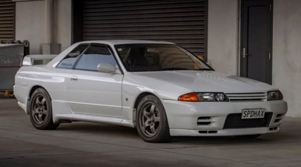 Подобно на много от най-великите автомобили на Nissan, R32 Skyline се ражда в период на стагнация на продажбите на марката. Предшественикът на автомобила, R31 Skyline, например, трябва да се конкурира с модели като BMW 3 Series. И така, за следващото поколение Skyline, Nissan се фокусира върху чистото представяне, създавайки двигателя RB26DETT с фокус върху правилата на FIA Group A. Двигателят е толкова мощен, че може да достигне 600 к.с. в състезателна комплектация, изтъква Road & Track. Така че останалата част от колата трябва да бъде преработена, за да се справи с това огромно увеличение на мощността.
Стандартната версия има 320 к.с., достатъчни, за да я направят една от най-бързите коли на своето време. Той се продава само на два пазара, Япония и Австралия, като на последния пазар получава прякора "Годзила".
